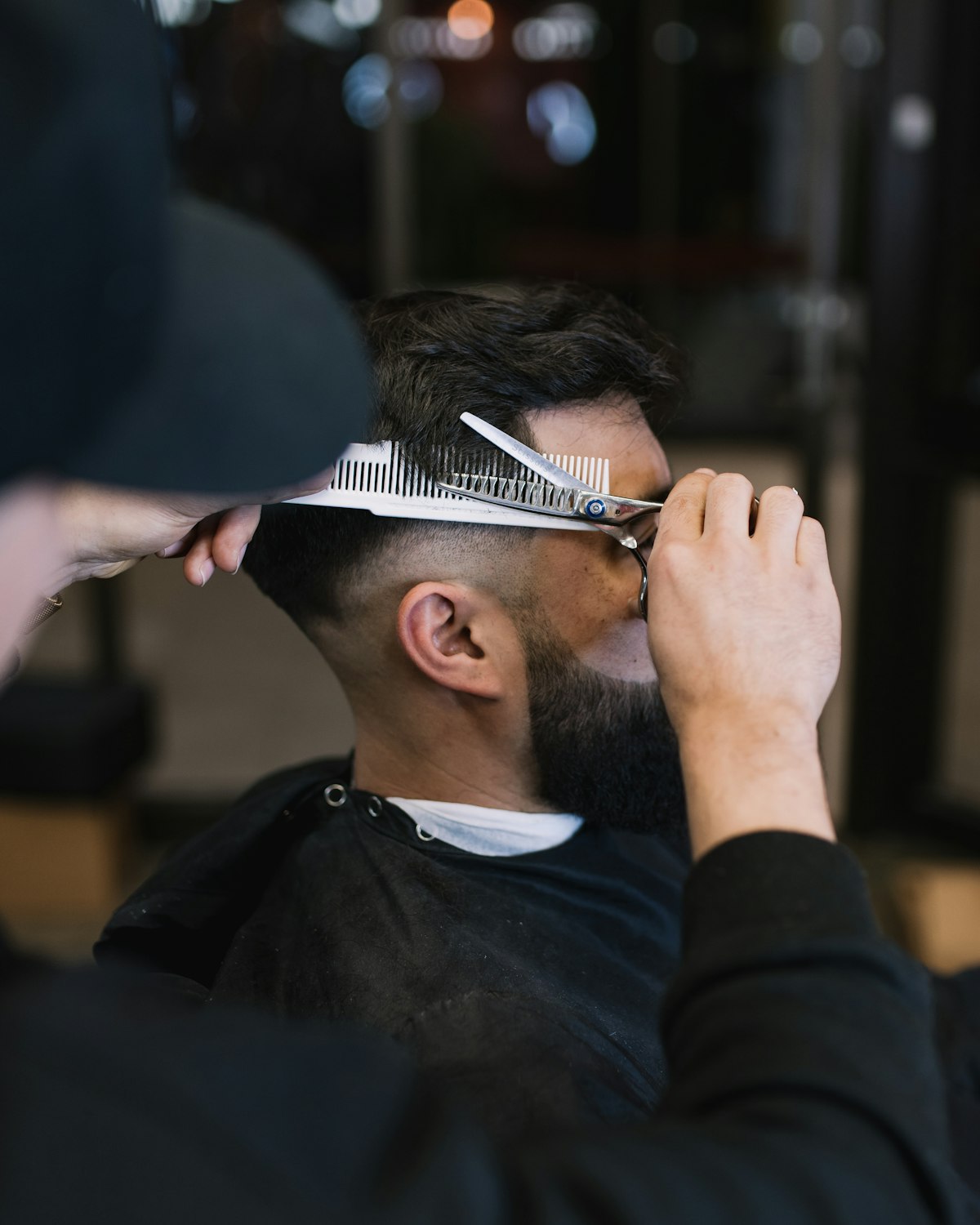 Corte de cabelo em andamento